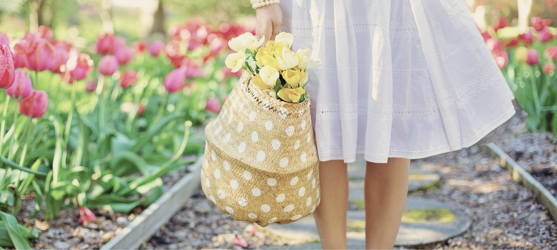 花瓶を持った女性